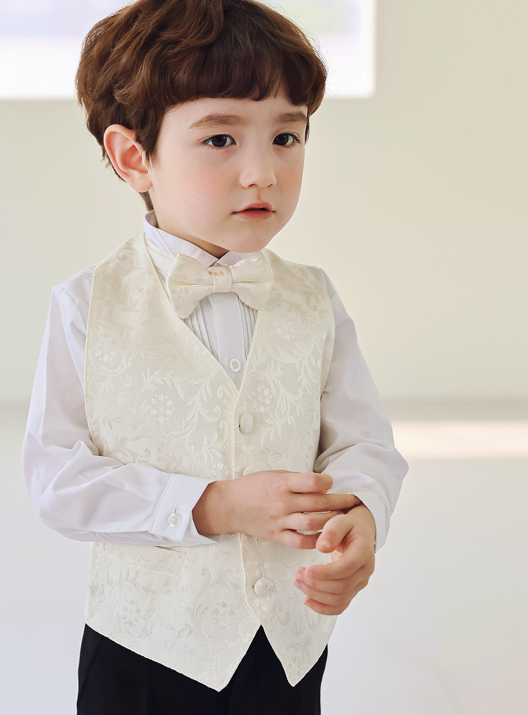 ブラック燕尾服アイボリーベスト4ピースセット(燕尾服上下+ベスト+タイ)