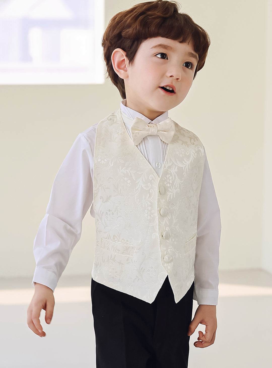 ブラック燕尾服アイボリーベスト4ピースセット(燕尾服上下+ベスト+タイ)