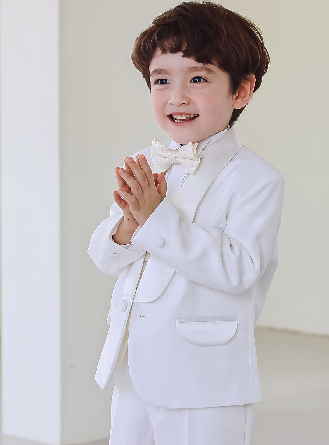 ベーシックホワイトタキシードアイボリーベスト4ピースセット(タキシード上下+ベスト+タイ)