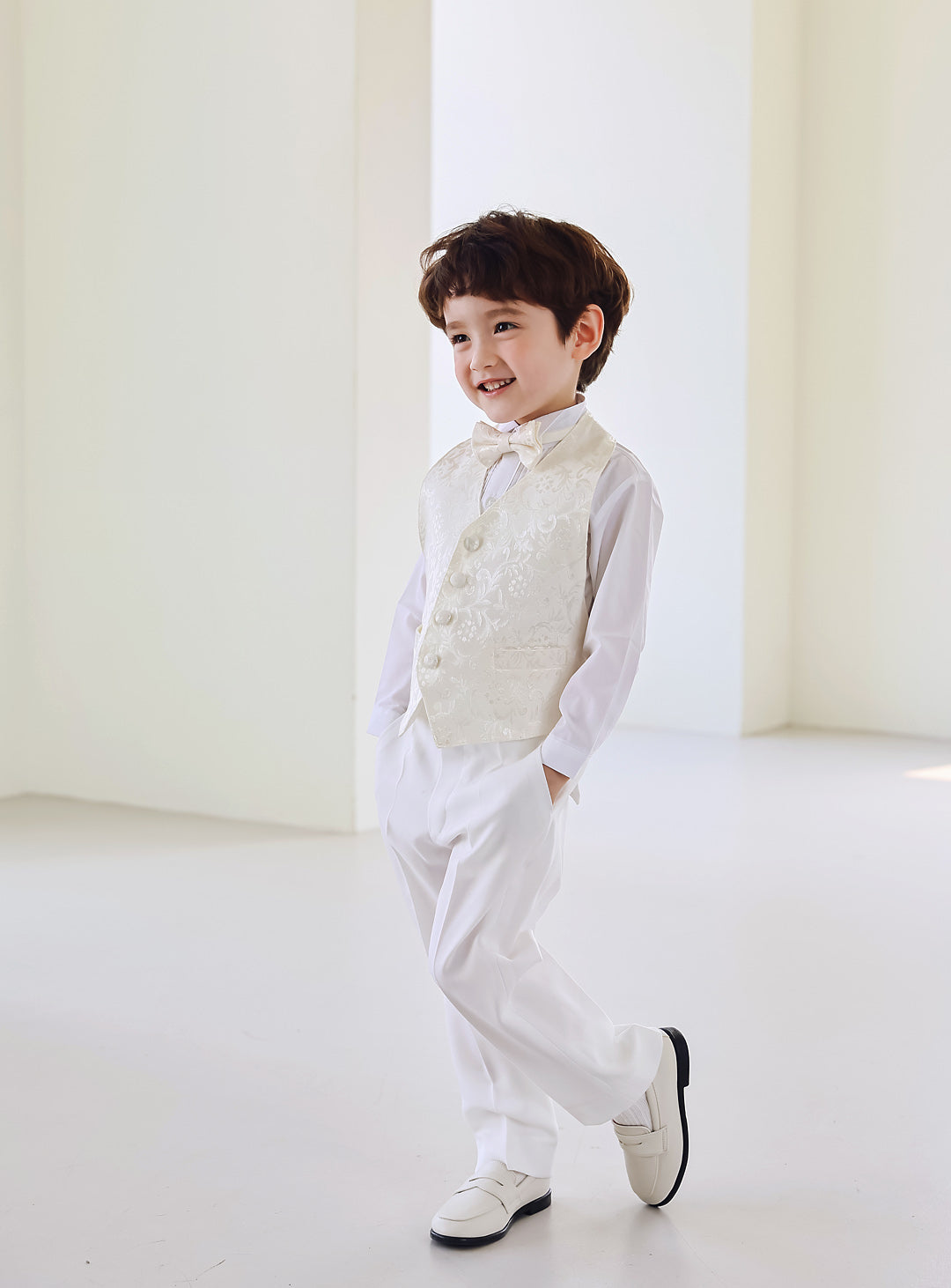 ベーシックホワイトタキシードアイボリーベスト4ピースセット(タキシード上下+ベスト+タイ)