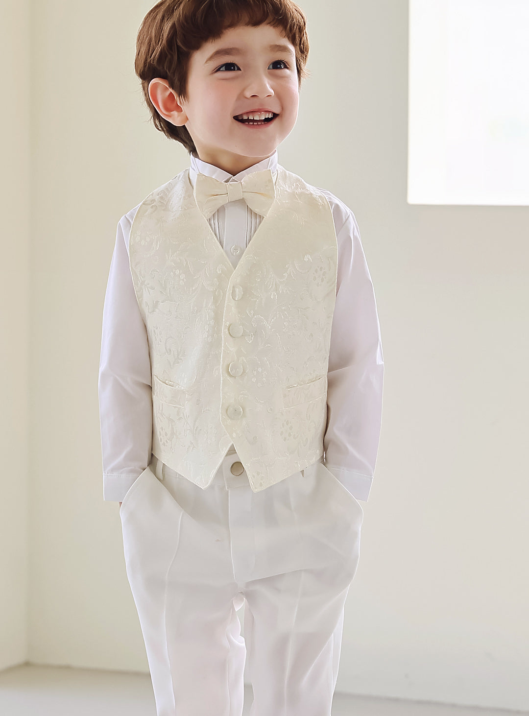 ベーシックホワイトタキシードアイボリーベスト4ピースセット(タキシード上下+ベスト+タイ)