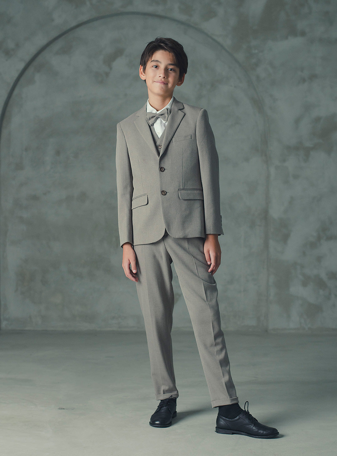 ブラウンベージュシングルブレスト4ピースセット(ジャケット、ベスト、長ズボン、蝶ネクタイ)