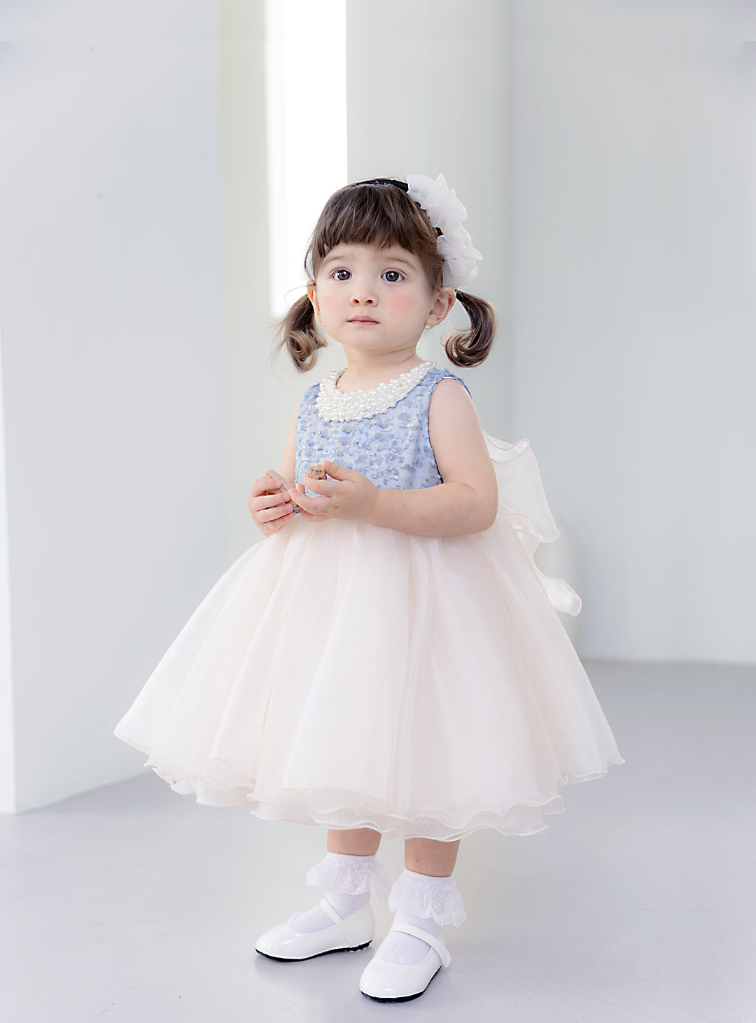 子供ドレス発表会・結婚式・おしゃれなDRESCCOのベビー・パールビジューソフトベージュオーガンジードレスブルーの画像3