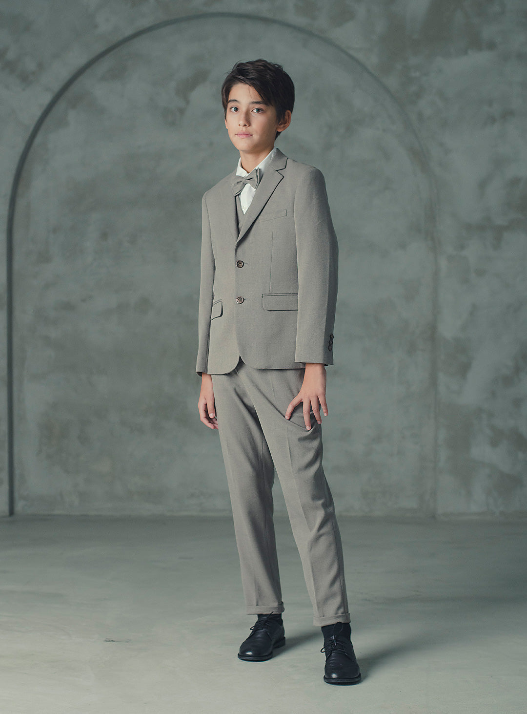 ブラウンベージュシングルブレスト4ピースセット(ジャケット、ベスト、長ズボン、蝶ネクタイ)