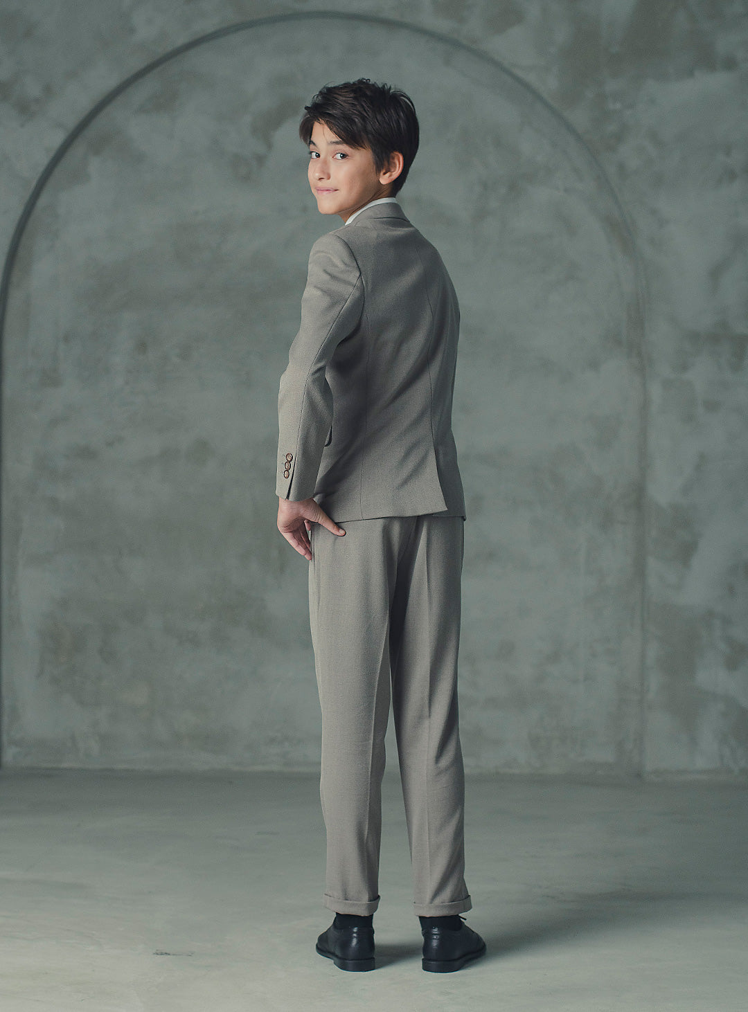 ブラウンベージュシングルブレスト4ピースセット(ジャケット、ベスト、長ズボン、蝶ネクタイ)