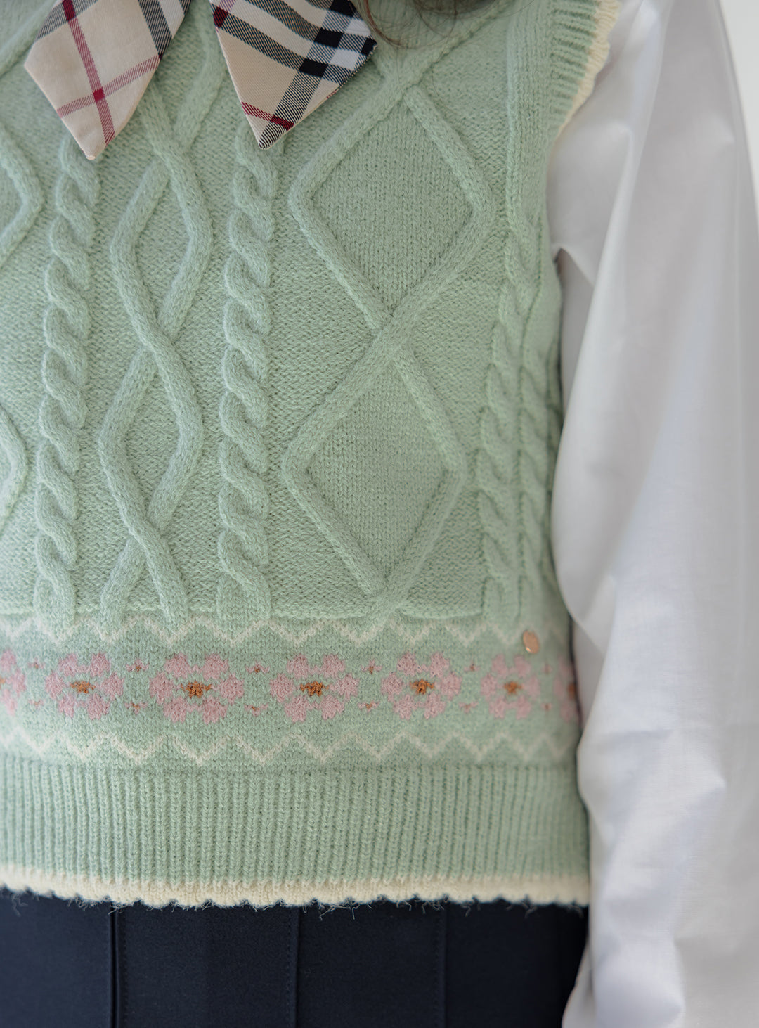 [perimitz] Scalloped Mint Knit Vest