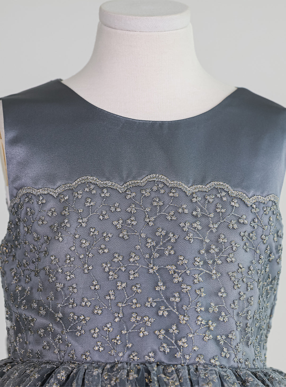 グレー刺繍レースドレス