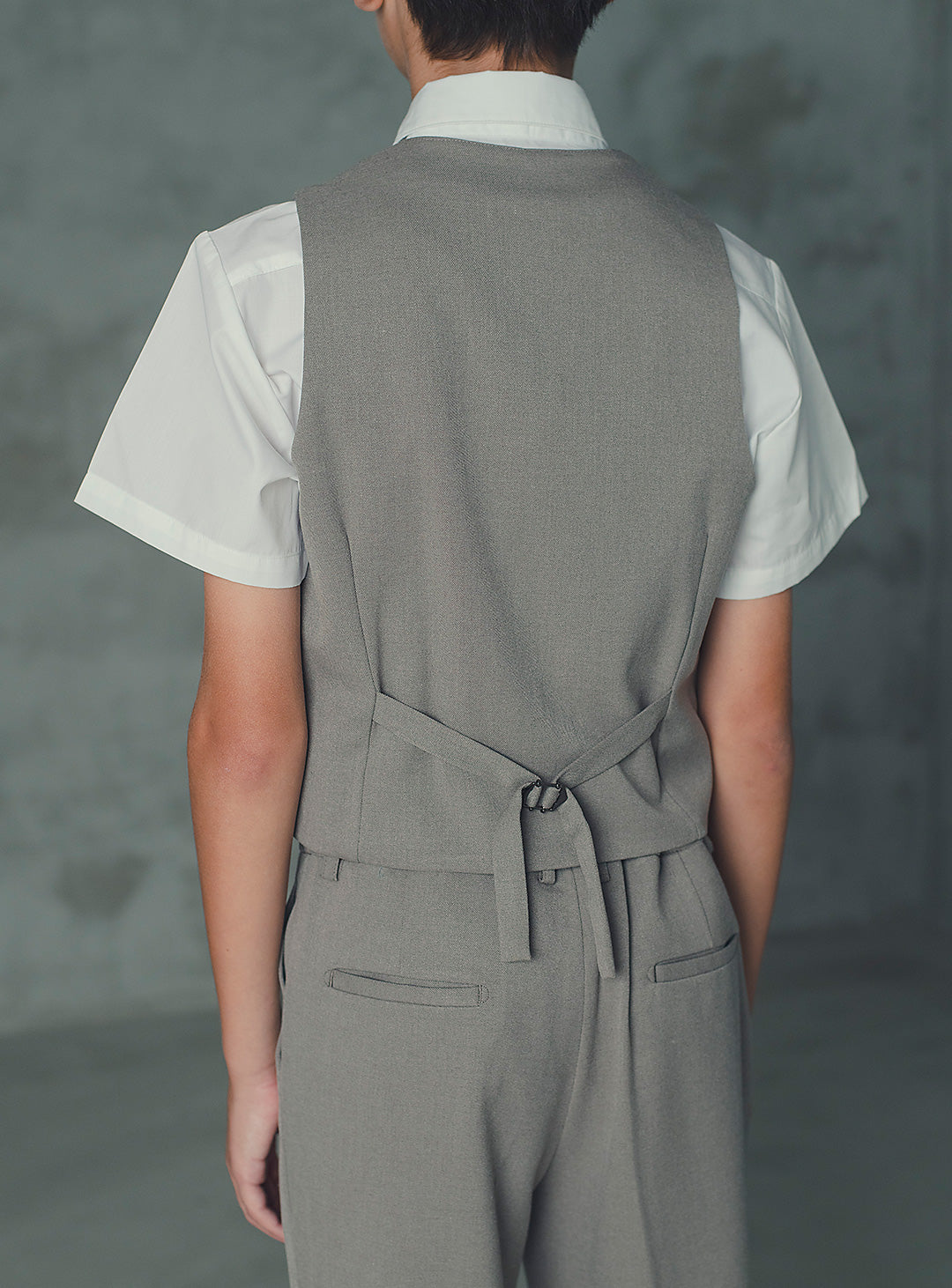 ブラウンベージュシングルブレスト4ピースセット(ジャケット、ベスト、長ズボン、蝶ネクタイ)