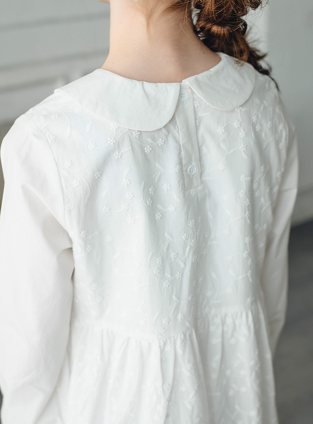 オフホワイト刺繍丸襟ワンピース