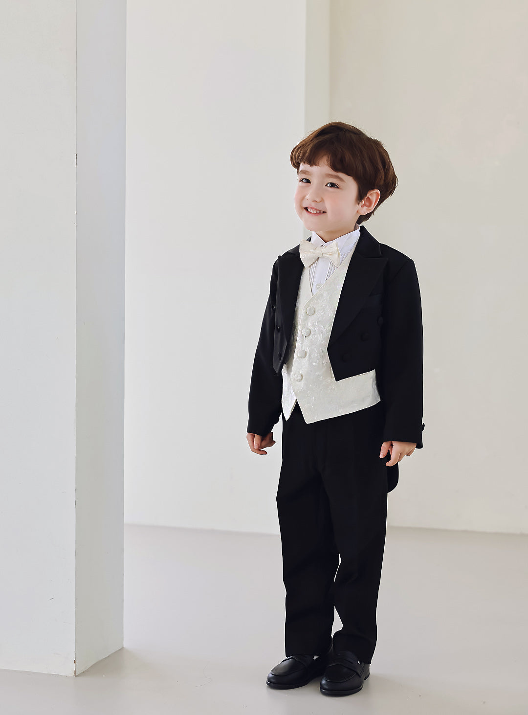 Black Tailcoat Ivory Vest 4 Piece Set (Tailcoat Top and Bottom + Vest + Tie)