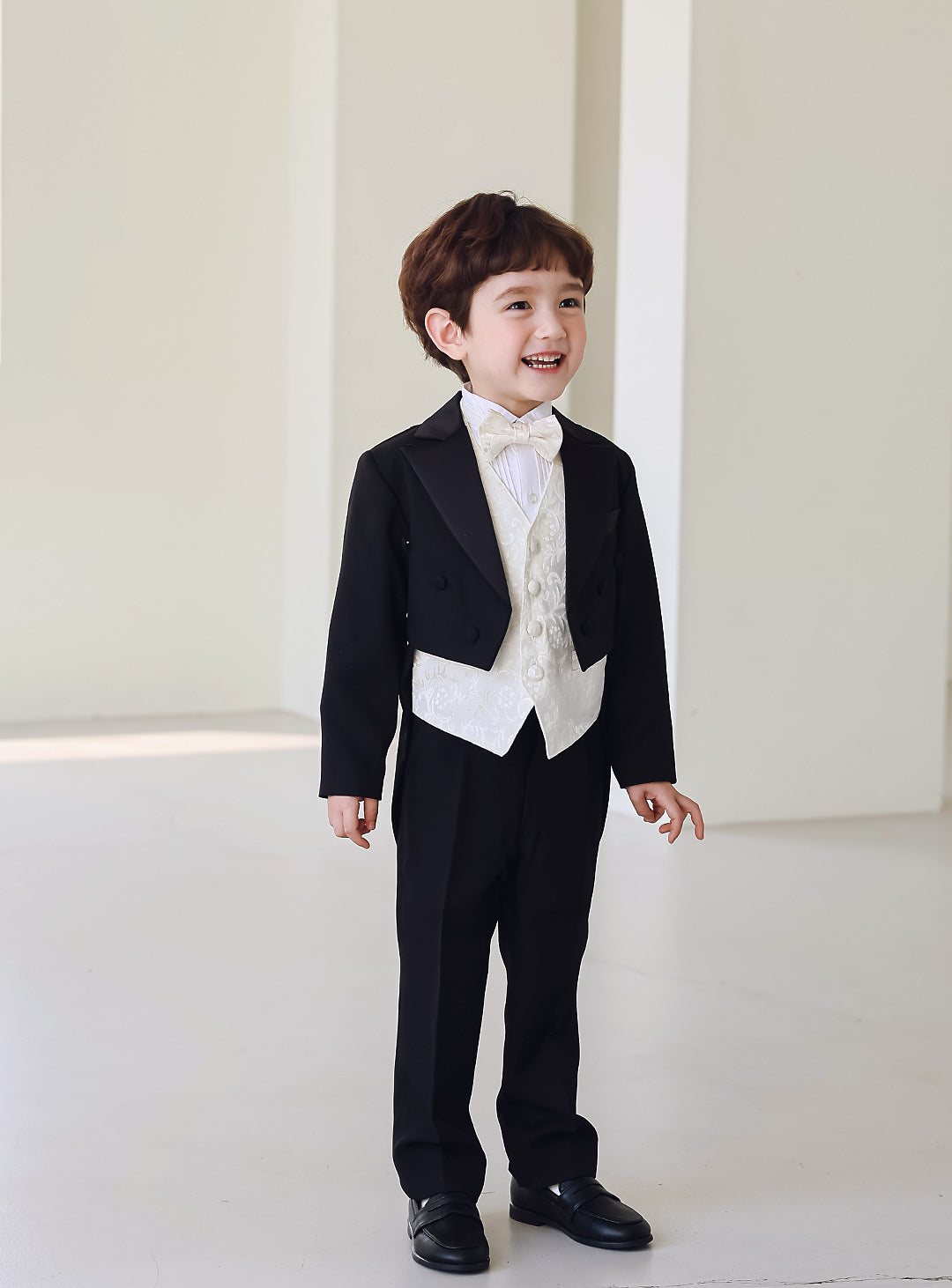 Black Tailcoat Ivory Vest 4 Piece Set (Tailcoat Top and Bottom + Vest + Tie)