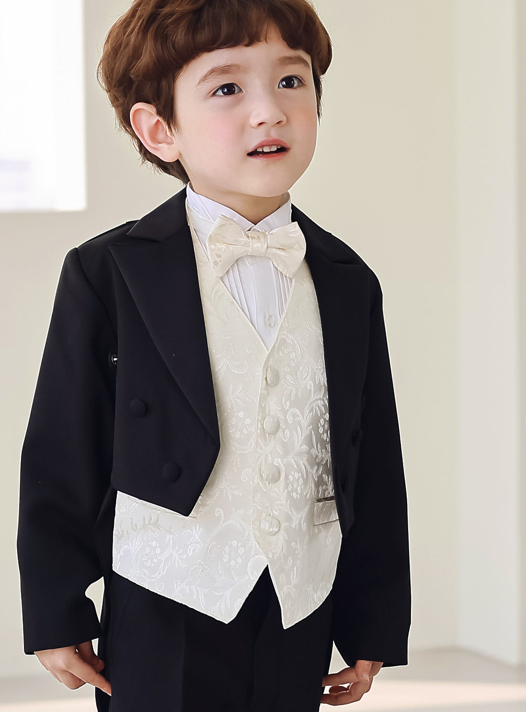 Black Tailcoat Ivory Vest 4 Piece Set (Tailcoat Top and Bottom + Vest + Tie)