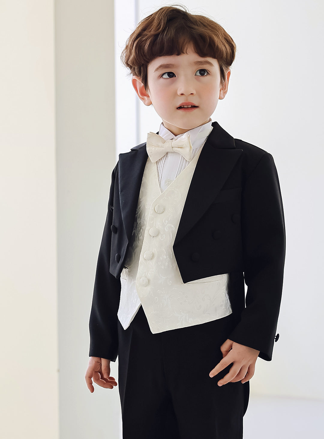 Black Tailcoat Ivory Vest 4 Piece Set (Tailcoat Top and Bottom + Vest + Tie)