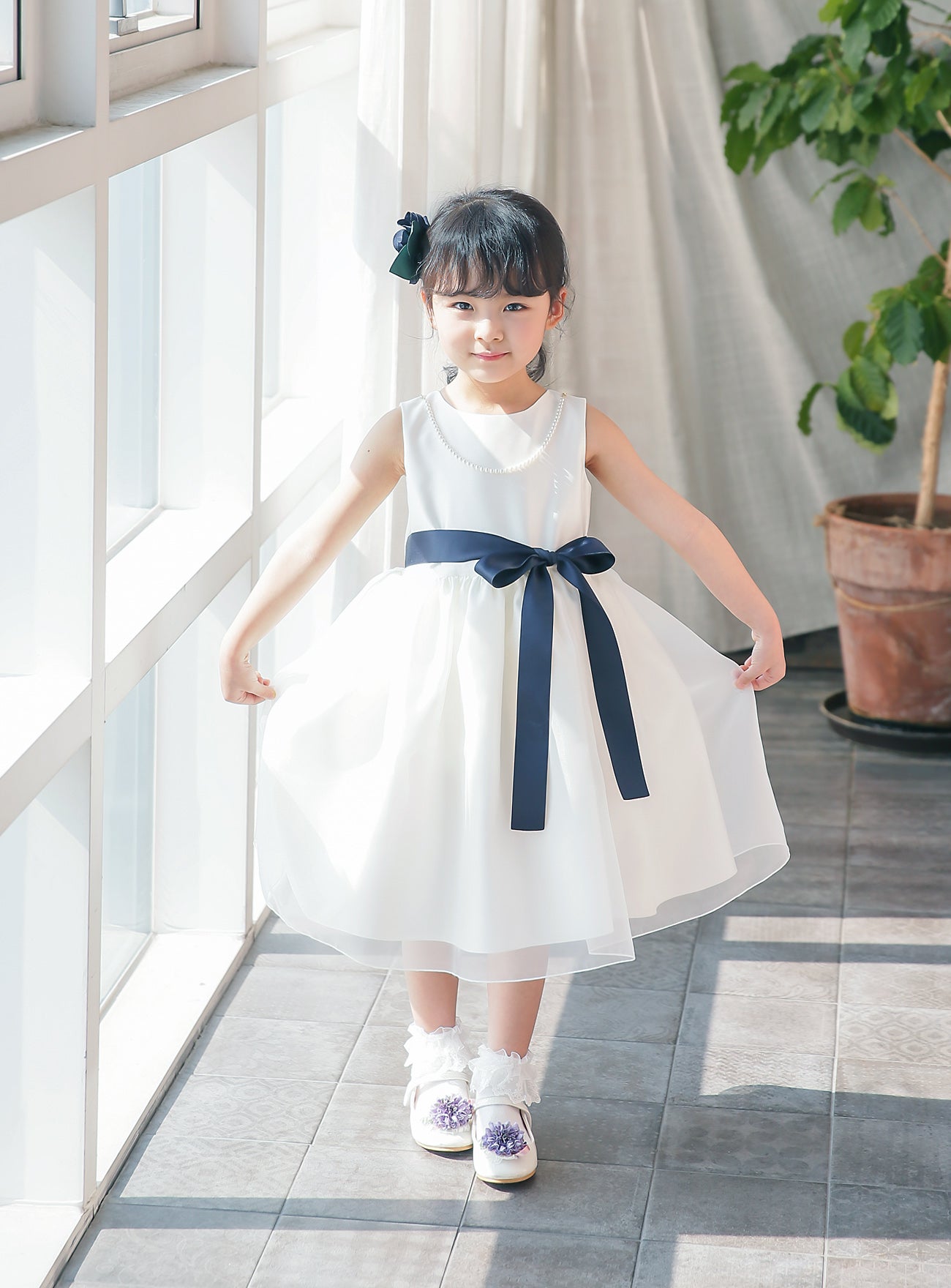 子供ドレス発表会・結婚式・おしゃれなDRESCCOのエレボスホワイトドレス（ネイビー）の画像4