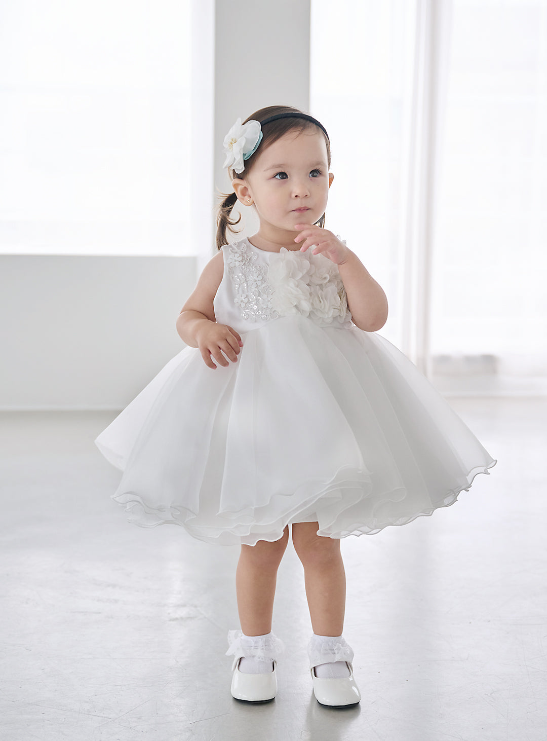 子供ドレス発表会・結婚式・おしゃれなDRESCCOのベビー・フラワーモチーフオフホワイトドレスの画像1