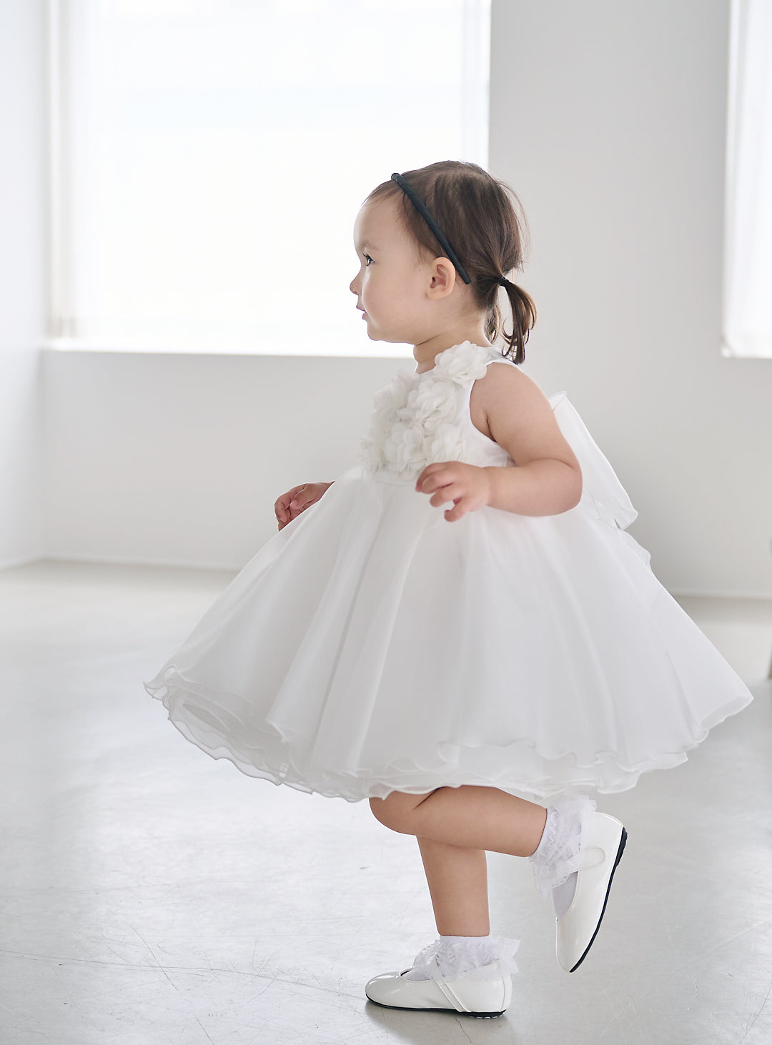 子供ドレス発表会・結婚式・おしゃれなDRESCCOのベビー・フラワーモチーフオフホワイトドレスの画像6