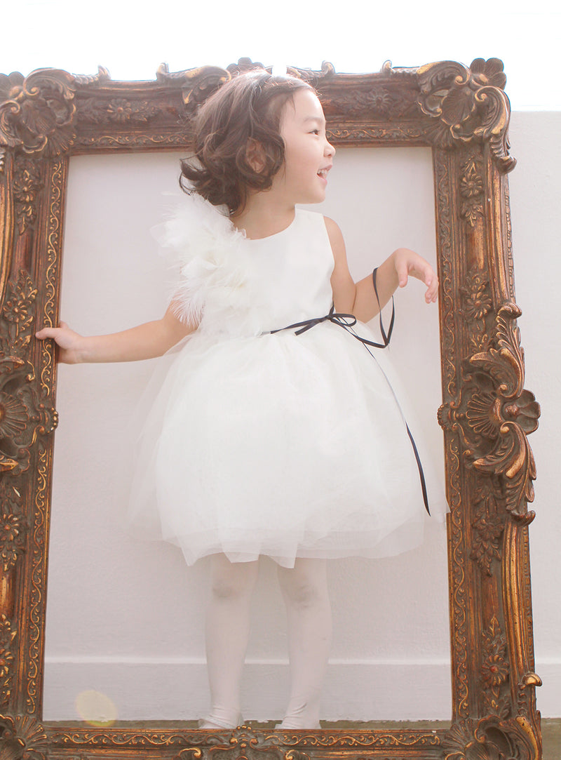 子供ドレス発表会・結婚式・おしゃれなDRESCCOのカリテスホワイトフラワーコサージュドレスの画像2