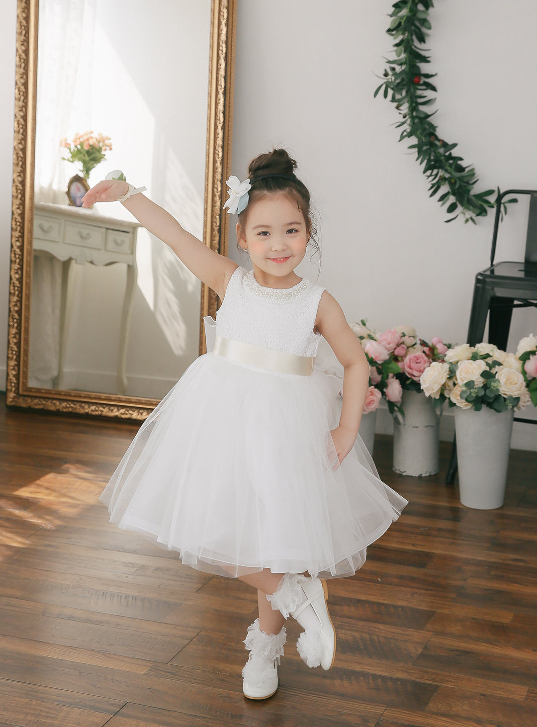 子供ドレス発表会・結婚式・おしゃれなDRESCCOのパールビジューネックレスホワイトエンブロイダリードレスの画像2